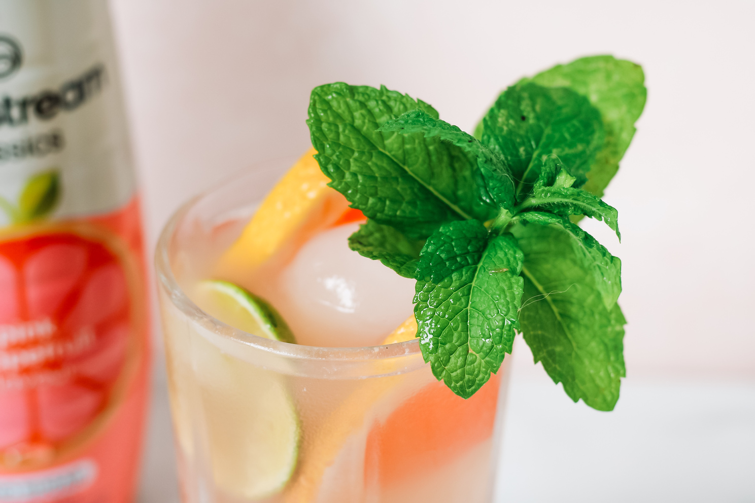 Out-of-Office mocktail met SodaStream Pink grapefruit